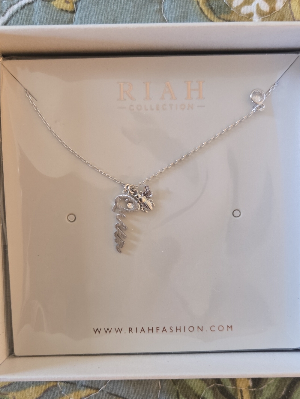 RIAH COLLECTION Fashion Queen Bee Silver Charm Necklace